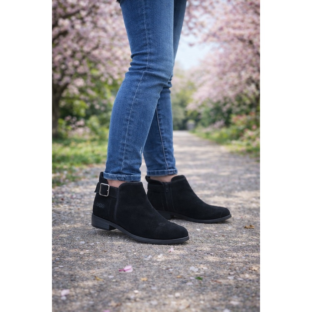 UGG Australia Kelsea Black Suede Ankle Bootie Women's size 6 1092535